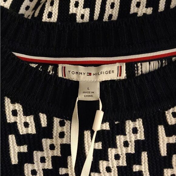 Tommy Hilfiger Two-Tone Cable Sweater - Picture 8 of 12